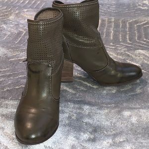 REPORT Distressed Zippered Ankle Booties SZ 6 Olive
